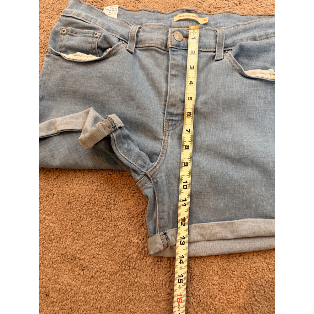 Women's Levi's Light Blue Mid Length Jean Shorts Sz 32 Normcore Y2K 90s inspired - Picture 6 of 16